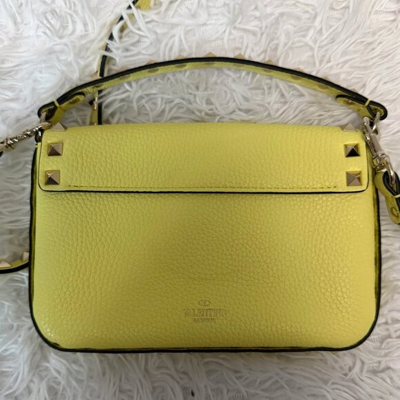 Valentino Garavani Rockstud pouch in grainy calfskin leather yellow - Picture 4 of 11
